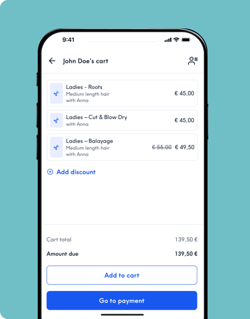 Een close-up van een smartphonescherm tegen een lichtblauwe achtergrond, met een digitale afrekeninterface getiteld "John Doe's cart". Het scherm toont drie salondiensten: "Ladies - Roots", "Ladies – Cut & Blow Dry" en "Ladies – Balayage", allemaal toegewezen aan een stylist genaamd Anna. Een optie om een korting toe te voegen ("Add discount") is zichtbaar boven het winkelmandtotaal en het te betalen bedrag van € 139,50. Onderaan staan een witte "Add to cart"-knop en een opvallende blauwe "Go to payment"-knop.